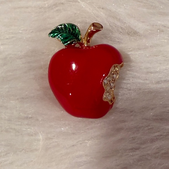Premier Designs Rhinestone Apple Brooch - Picture 2 of 4